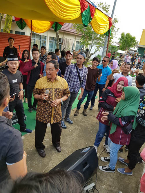 Bupati Inhil Guncang Taman Kota Dengan 2 Tembang Dangdut